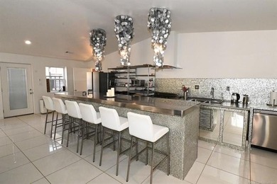A Touch of Modern - Fully Furnished & Remodeled Near Lake - photo 18