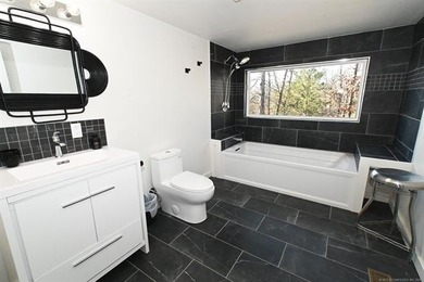 A Touch of Modern - Fully Furnished & Remodeled Near Lake - photo 26