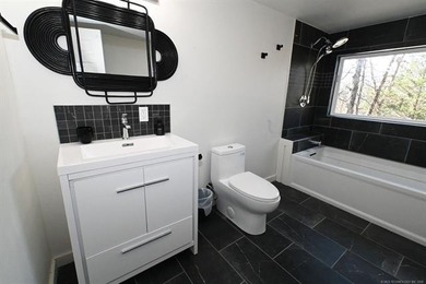 A Touch of Modern - Fully Furnished & Remodeled Near Lake - photo 28