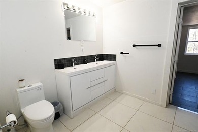 A Touch of Modern - Fully Furnished & Remodeled Near Lake - photo 32