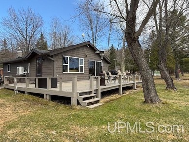Experience true Northwoods living with this charming waterfront - photo 2