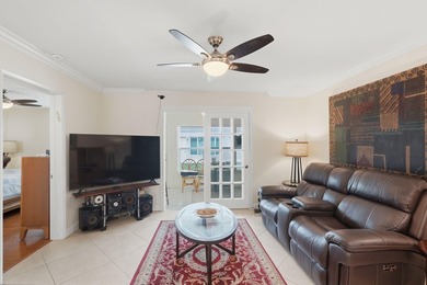 Light, bright & beautifully updated 2/2 villa in the desirable - photo 6