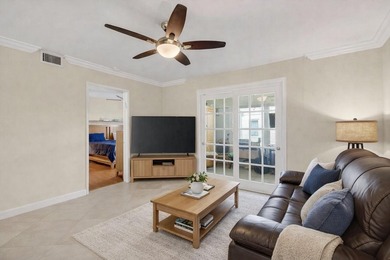 Light, bright & beautifully updated 2/2 villa in the desirable - photo 8