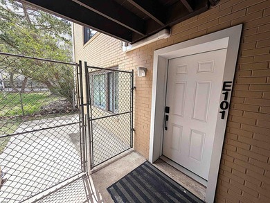 OWNER FINANCING - INVESTOR ALERT -  APPROVED CONDO!!! Unit is an - photo 8
