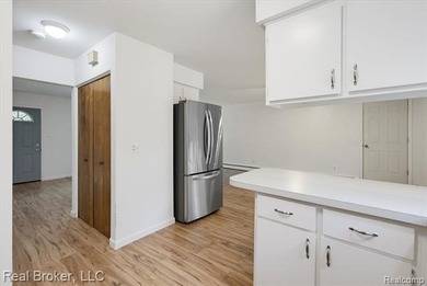 Move-in ready 3-bedroom, 2-bath split-level with lake privileges - photo 14