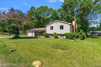 Move-in ready 3-bedroom, 2-bath split-level with lake privileges - photo 30