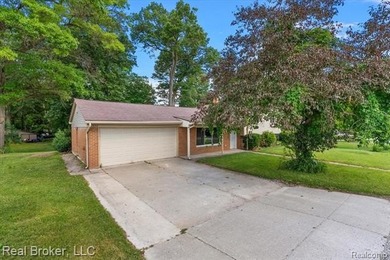 Move-in ready 3-bedroom, 2-bath split-level with lake privileges - photo 31