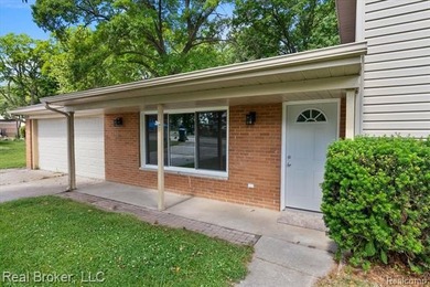 Move-in ready 3-bedroom, 2-bath split-level with lake privileges - photo 32