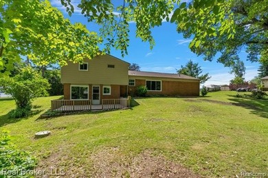 Move-in ready 3-bedroom, 2-bath split-level with lake privileges - photo 36