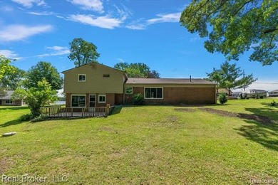 Move-in ready 3-bedroom, 2-bath split-level with lake privileges - photo 37