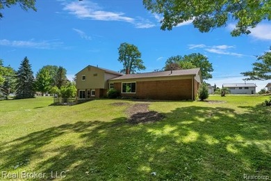 Move-in ready 3-bedroom, 2-bath split-level with lake privileges - photo 38