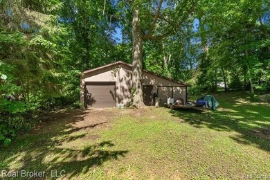 Move-in ready 3-bedroom, 2-bath split-level with lake privileges - photo 39