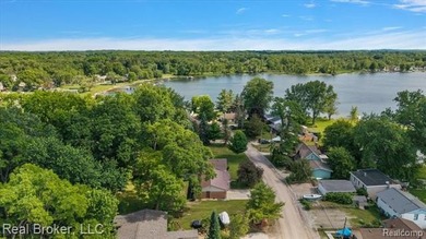 Move-in ready 3-bedroom, 2-bath split-level with lake privileges - photo 42