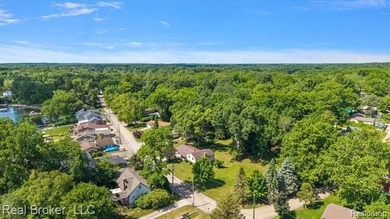 Move-in ready 3-bedroom, 2-bath split-level with lake privileges - photo 47