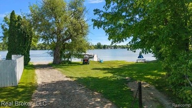 Move-in ready 3-bedroom, 2-bath split-level with lake privileges - photo 49