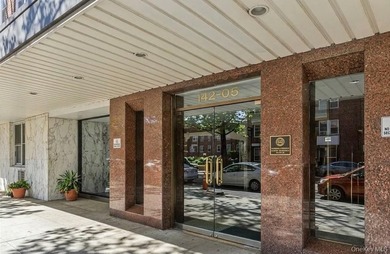 Welcome to this bright and spacious Junior 4 in the heart of - photo 1