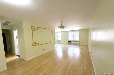 Welcome to this bright and spacious Junior 4 in the heart of - photo 2