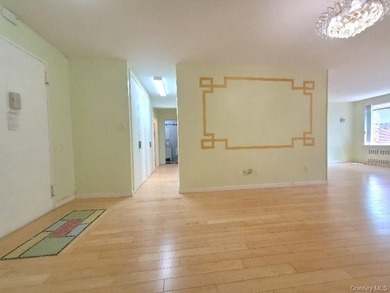 Welcome to this bright and spacious Junior 4 in the heart of - photo 3