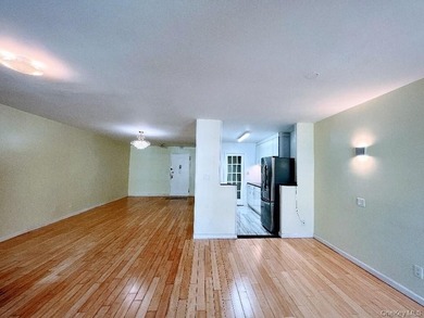 Welcome to this bright and spacious Junior 4 in the heart of - photo 4