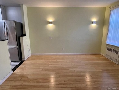 Welcome to this bright and spacious Junior 4 in the heart of - photo 5