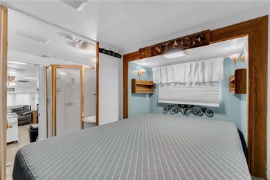 A beautifully maintained 1999 Presidential Glen RV is available - photo 15