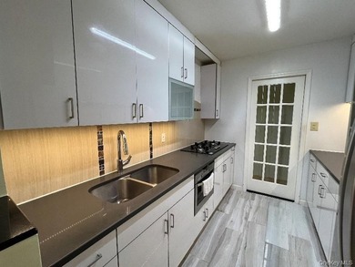 Welcome to this bright and spacious Junior 4 in the heart of - photo 8