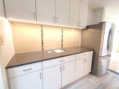 Welcome to this bright and spacious Junior 4 in the heart of - photo 9