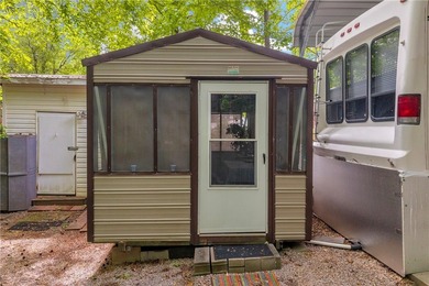 A beautifully maintained 1999 Presidential Glen RV is available - photo 37