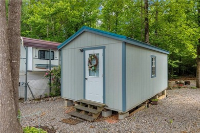 A beautifully maintained 1999 Presidential Glen RV is available - photo 42