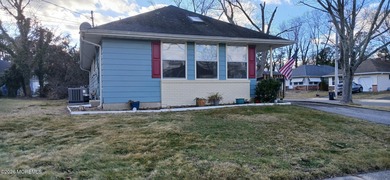 Light, bright, and ready to delight! This 2-bedroom, 1-bath gem