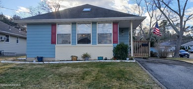 Light, bright, and ready to delight! This 2-bedroom, 1-bath gem