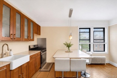 Spacious two-bedroom, one-bath co-op residence in a - photo 1