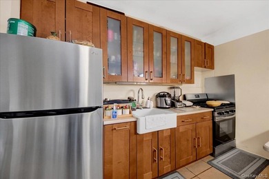 Spacious two-bedroom, one-bath co-op residence in a - photo 7