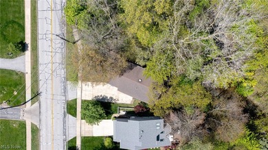 This late 20th-century, three-story contemporary residence - photo 5