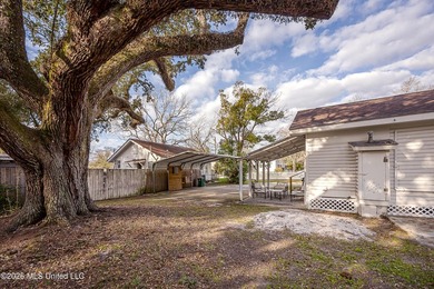 Charming cottage-style home offering a welcoming atmosphere and - photo 14