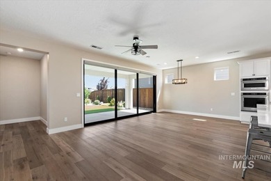 Stunning, light and bright single-level home in the gated 55+ - photo 17