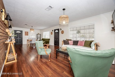 Charming cottage-style home offering a welcoming atmosphere and - photo 21