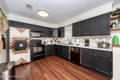 Charming cottage-style home offering a welcoming atmosphere and - photo 26