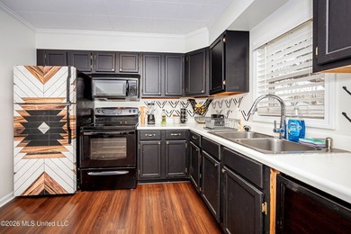 Charming cottage-style home offering a welcoming atmosphere and - photo 28