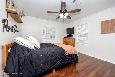 Charming cottage-style home offering a welcoming atmosphere and - photo 33