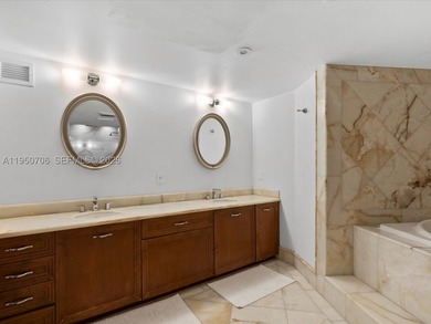 Penthouse-style living in the heart of Miami Beach, overlooking - photo 39