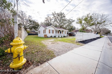 Charming cottage-style home offering a welcoming atmosphere and - photo 46