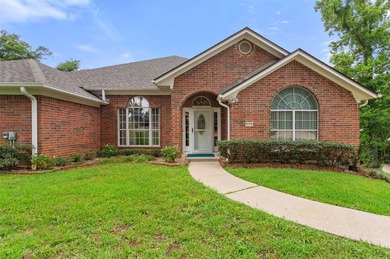 Custom-built, one owner home in beautiful Hideaway Lake, Texas - photo 1