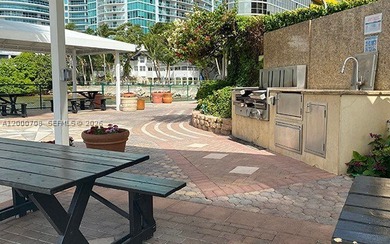 Back on the market! Recently renovated & beautiful. Perfect - photo 22