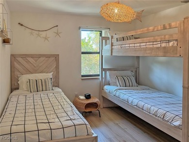 The perfect boater's retreat! This charming three-bedroom - photo 23