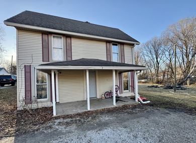 Welcome home to this inviting 3-bedroom, 1-bathroom property - photo 2