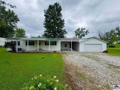 Looking for Lake life? This well-groomed 2-bedroom, 1.5 bathroom - photo 2