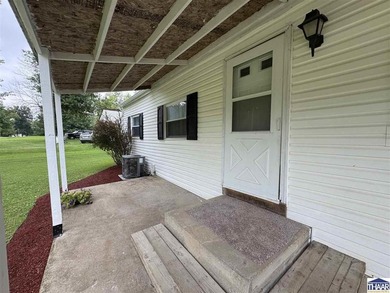 Looking for Lake life? This well-groomed 2-bedroom, 1.5 bathroom - photo 4