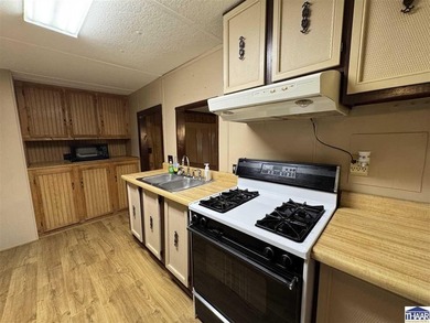 Looking for Lake life? This well-groomed 2-bedroom, 1.5 bathroom - photo 9