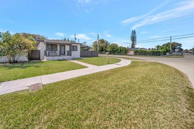 Beautifully upgraded three bedroom, one bathroom cozy retreat in - photo 3